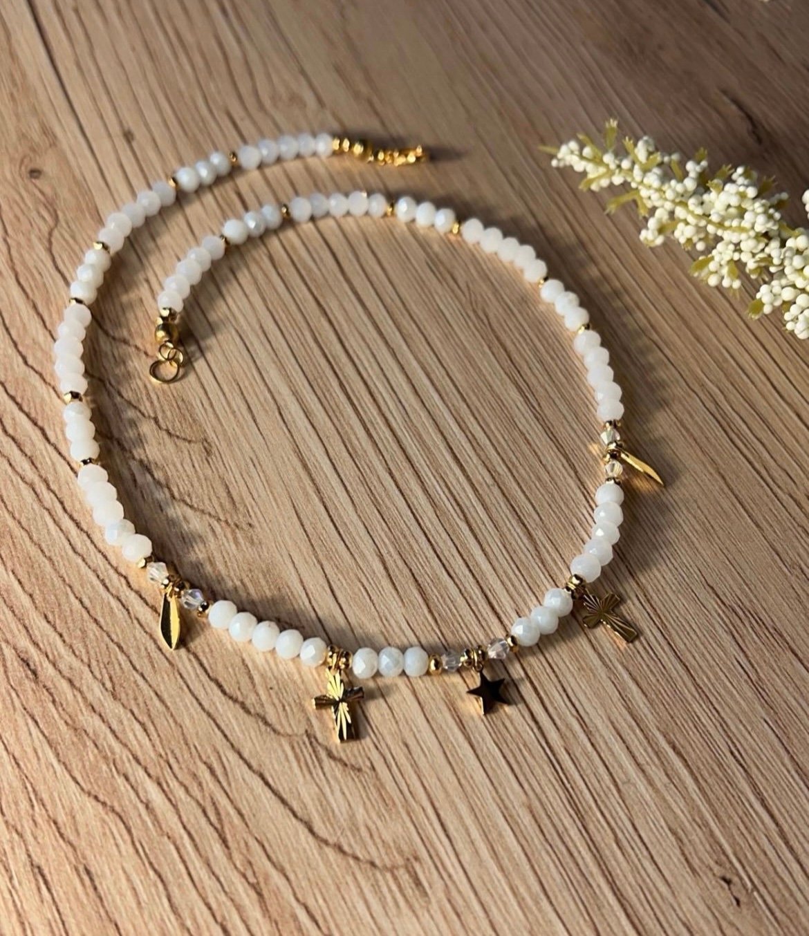 minimalistinis baltas kaklo vėrinys moteriai