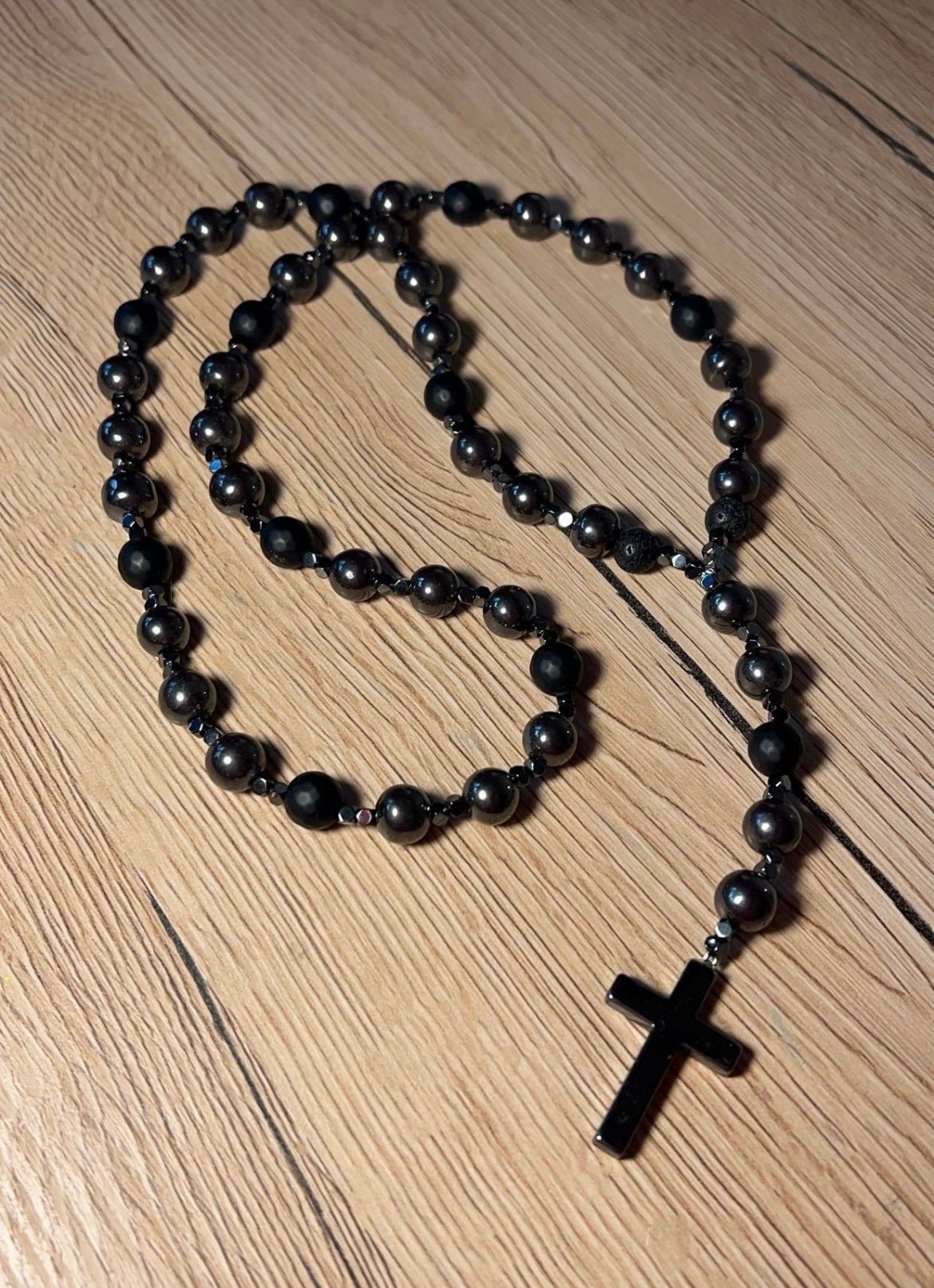Vyriškas rožančius iš hematito ir šungito karoliukų vyrui
