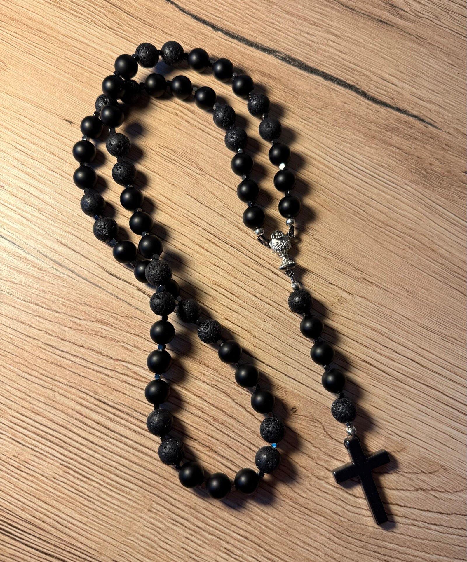 juodas vyriškas vėrinys rožančius ant kaklo