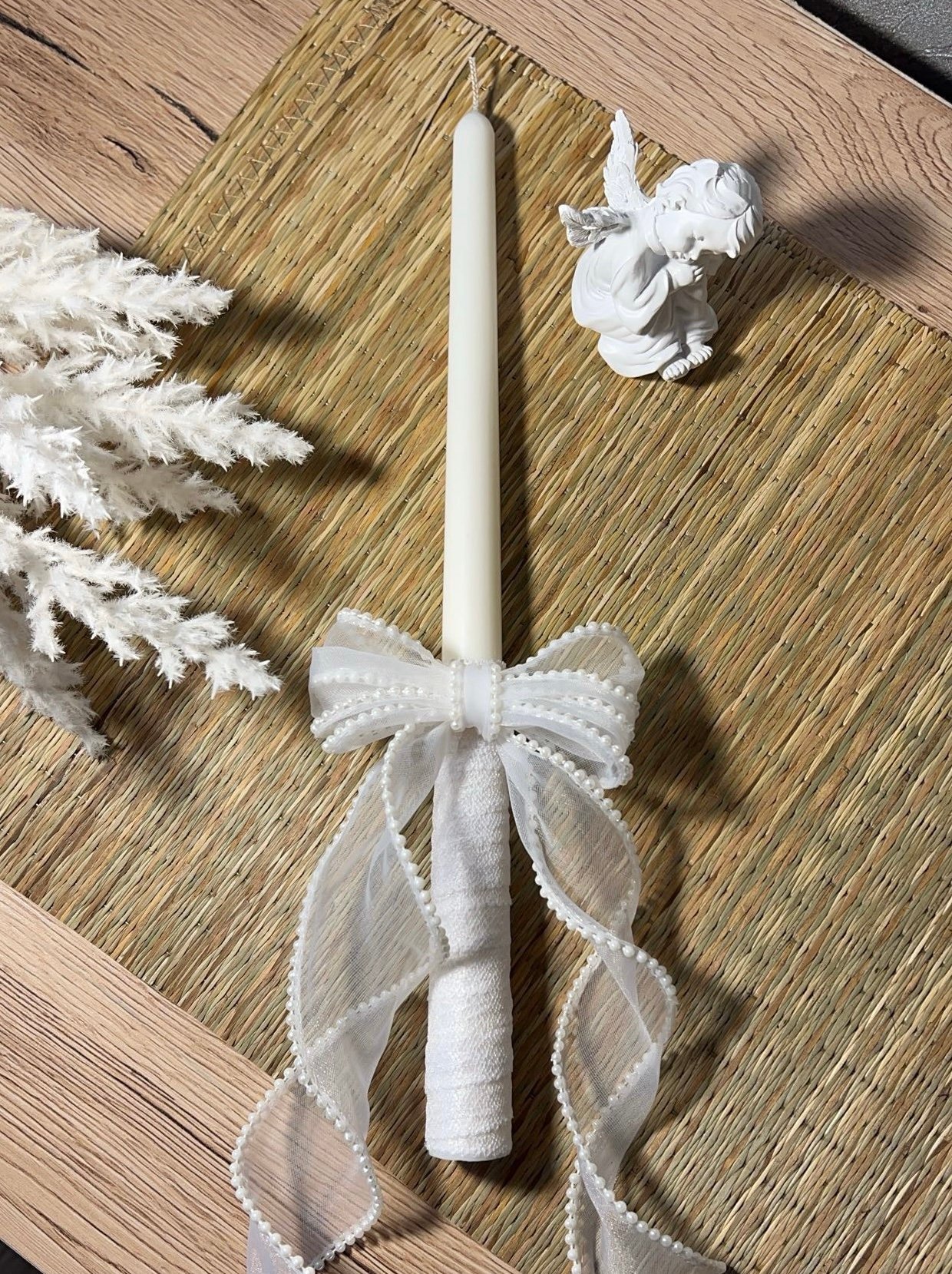 Balta krikšto žvakė (30 cm) su baltu perliukų kaspinu