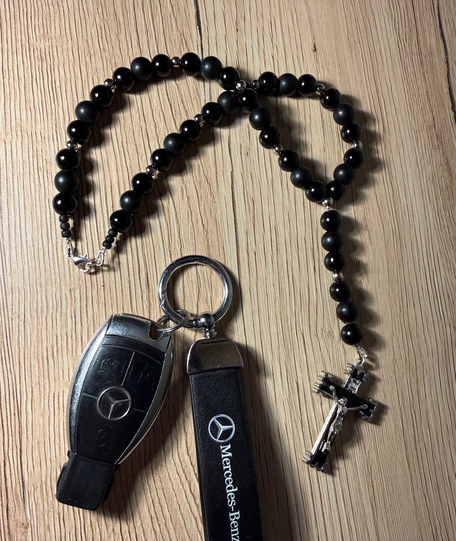 juodas rožančius į automobilį masyvus kryželis