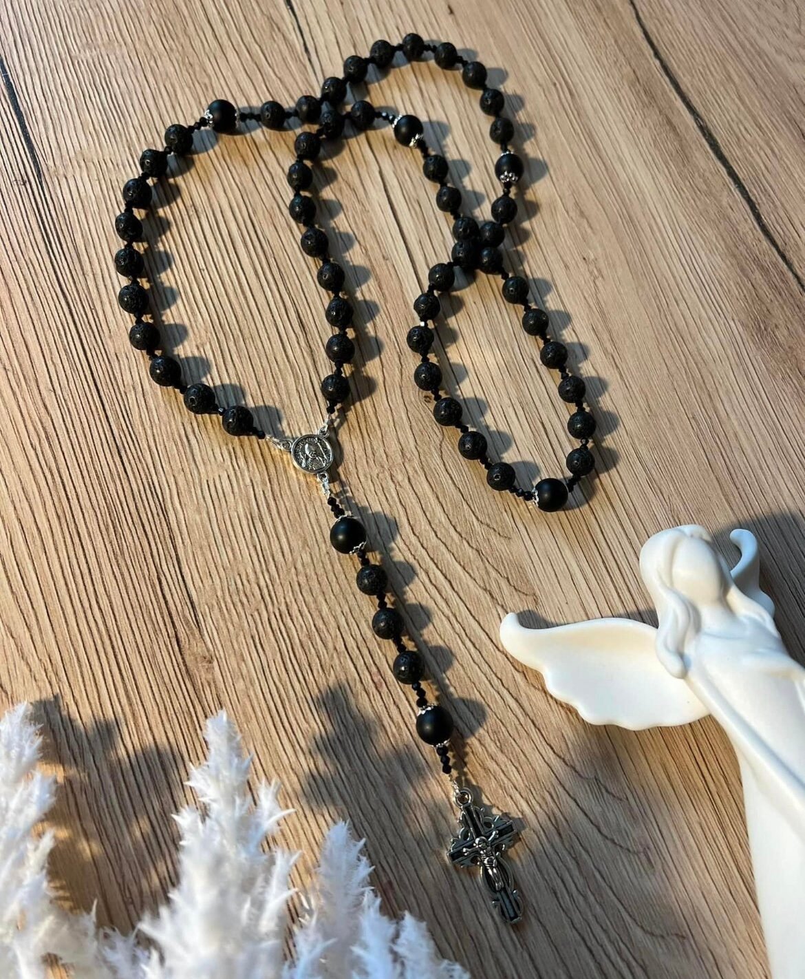 Juodas rožančius iš lavos ir šungito komunijai sutvirtinimui