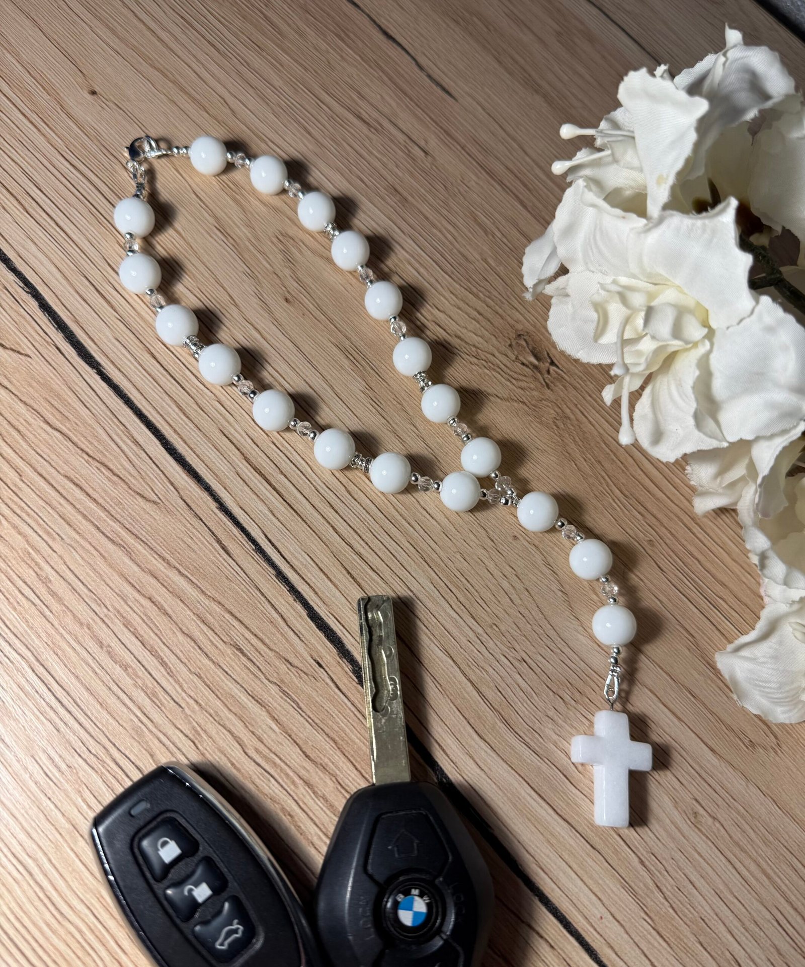 baltas rožančius mašinai automobiliui dovana vairuojančiam