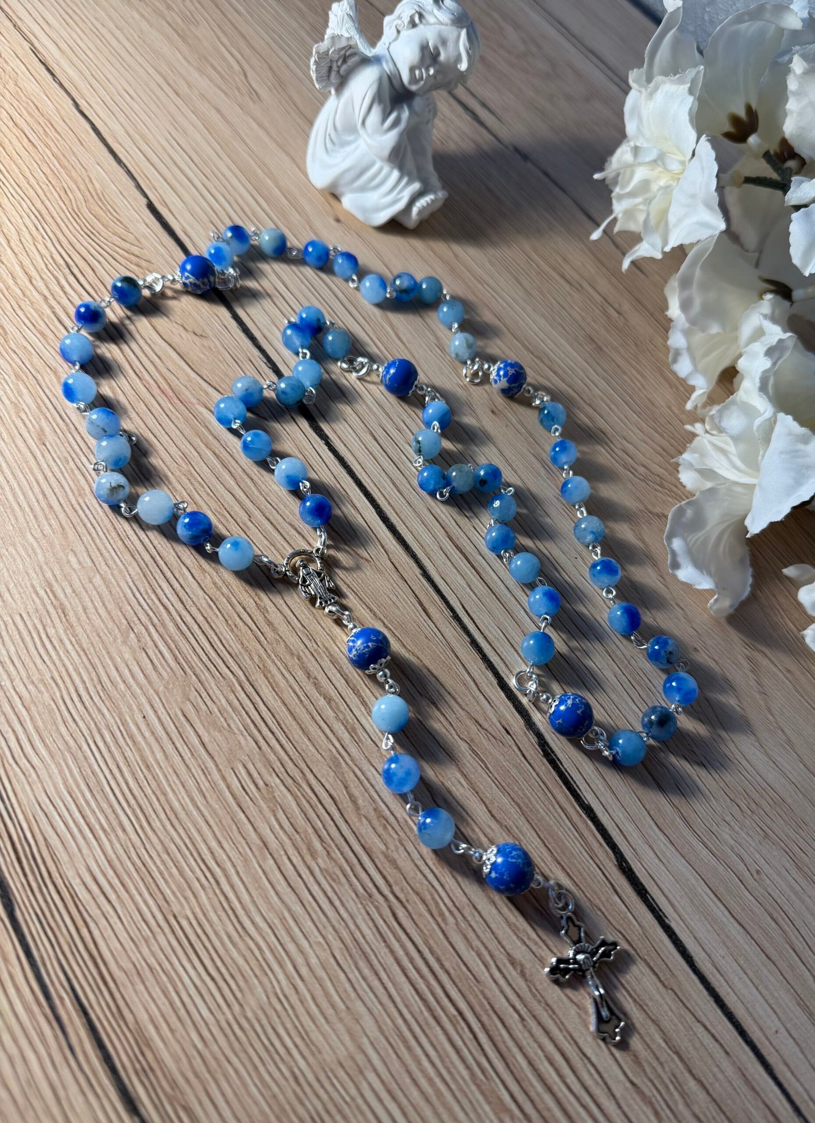 rankų darbo mėlynas žadeito karoliukų rožančius su kryželiu