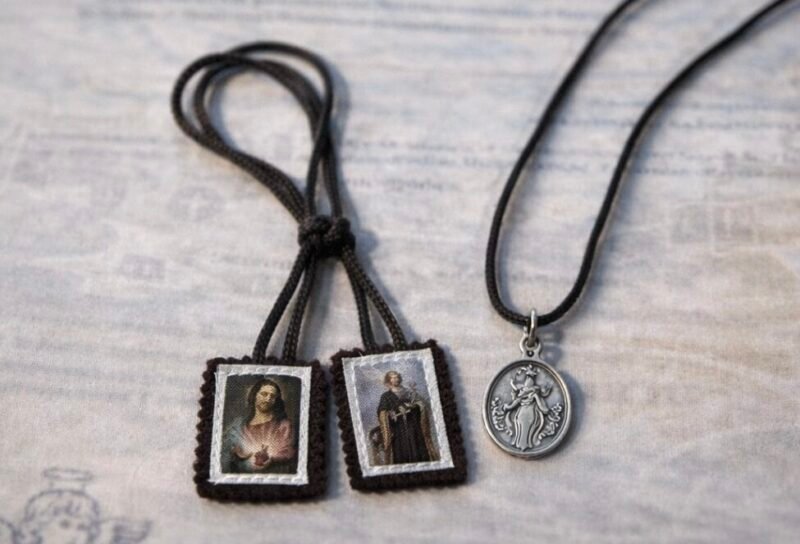 kuo skiriasi škaplierius nuo medalikėlio - reikšmė ir skirtumai